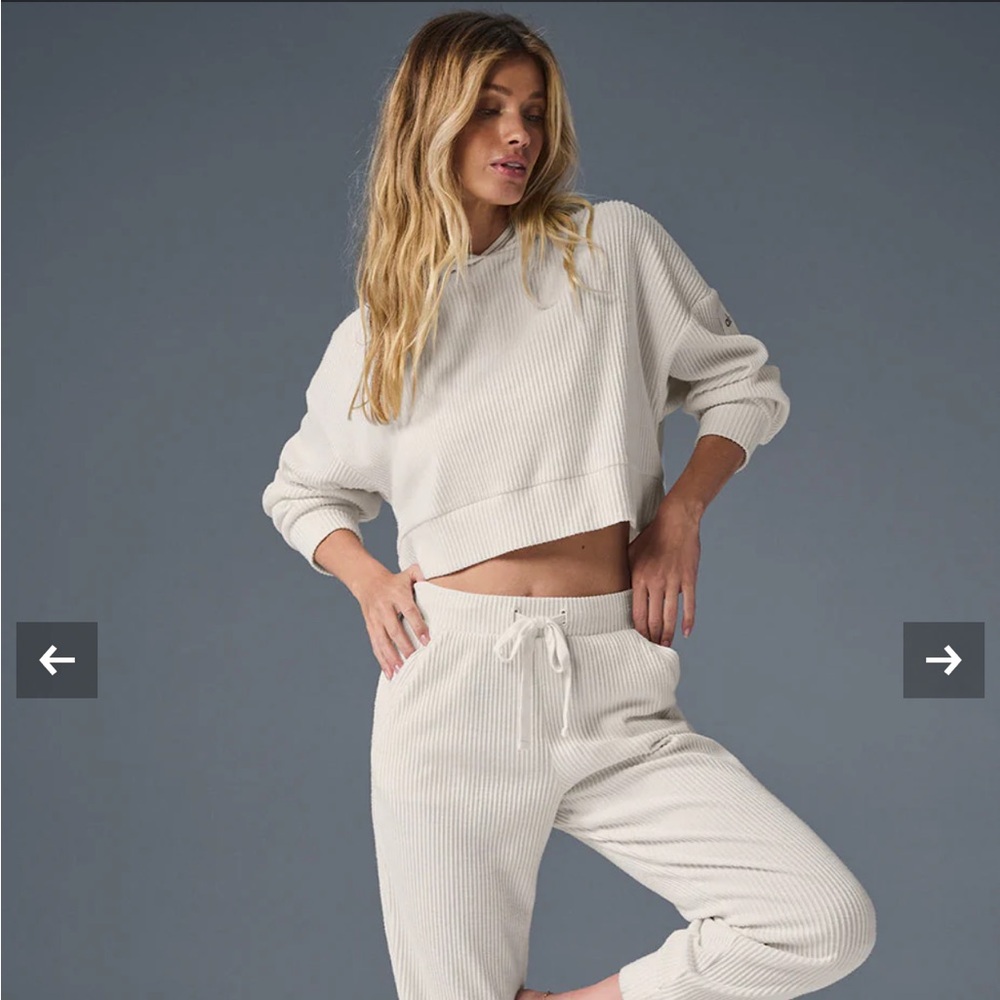 ALO Yoga Muse Sweatpants in Ivory
